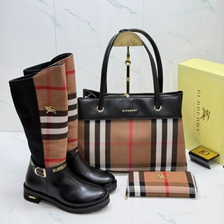 Conjunto botas altas  bolso y cartera Burberry - Imagen 1