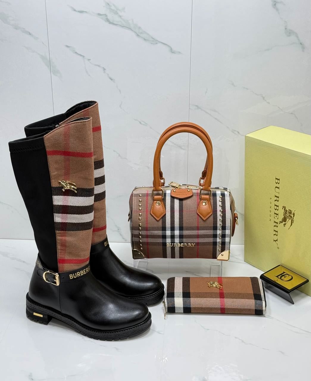 Conjunto botas altas bolso y cartera Burberry - Imagen 2