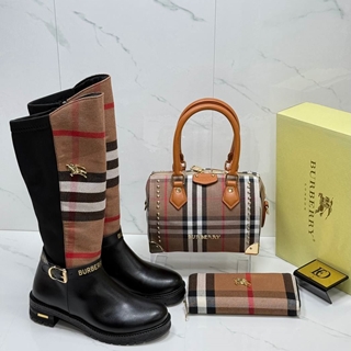 Conjunto botas altas  bolso y cartera Burberry - Imagen 2