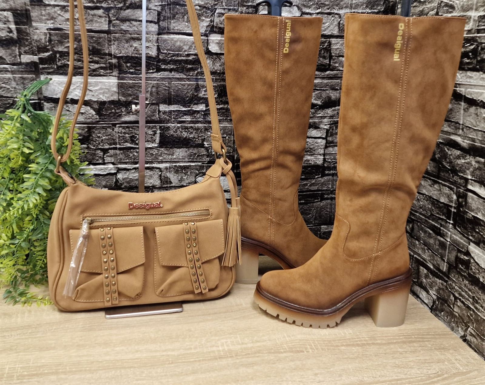 Conjunto Botas altas y bolso Desigual - Imagen 1