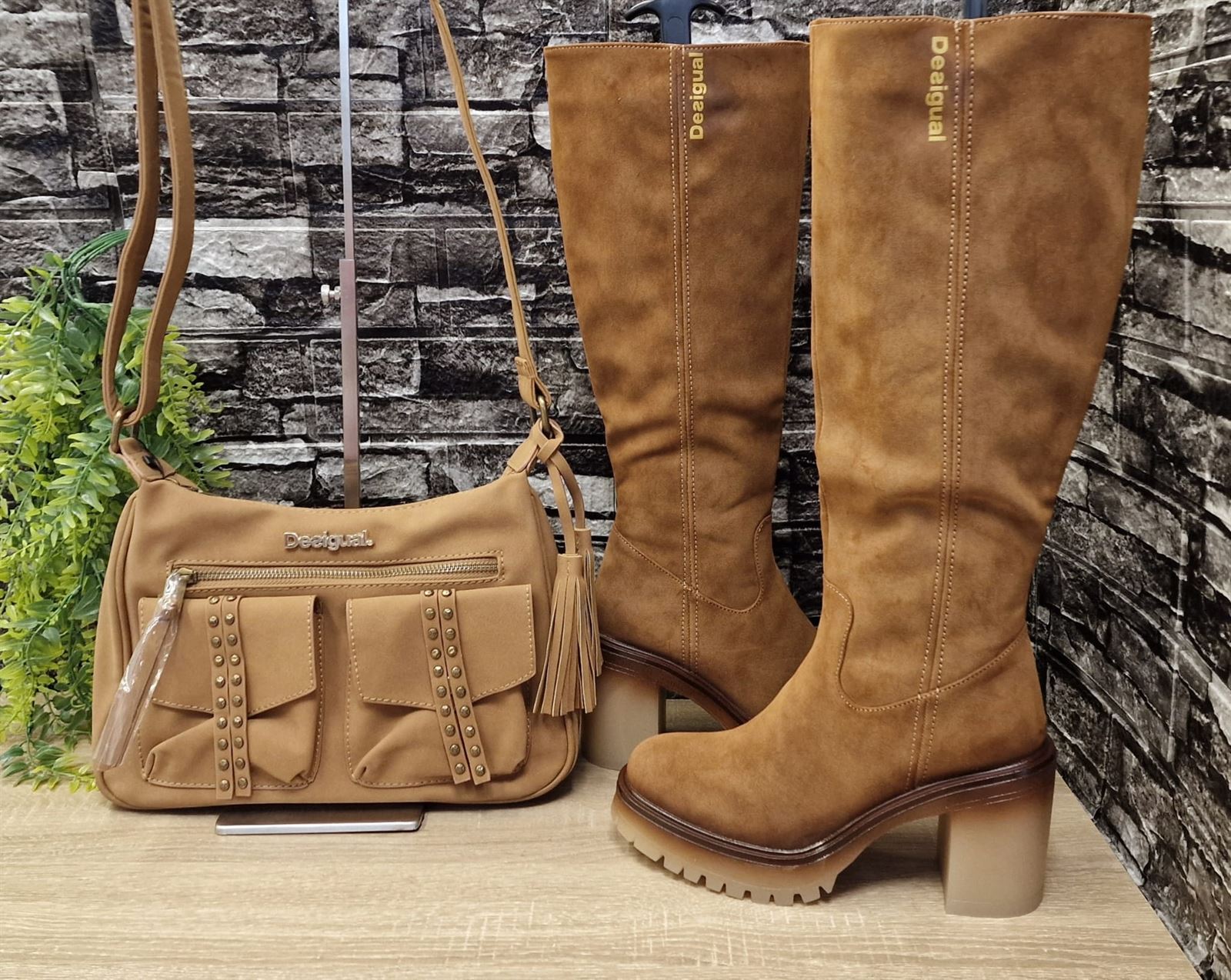 Conjunto Botas altas y bolso Desigual - Imagen 2