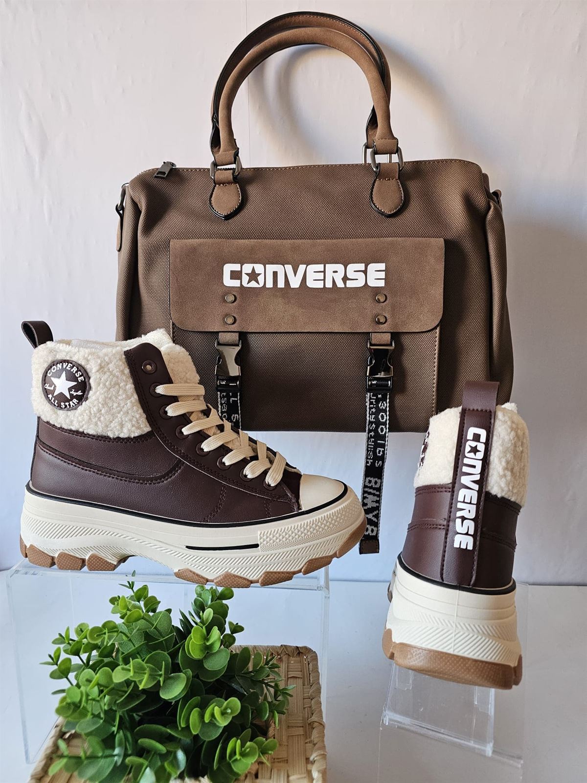 Conjunto botas Converse y bolso a juego - Imagen 1