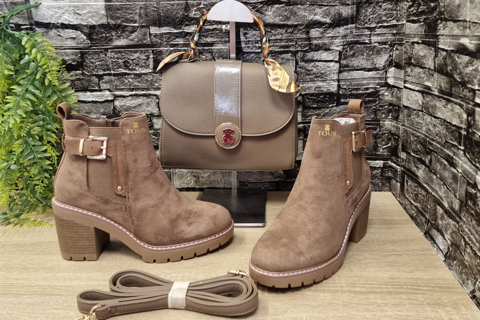 Conjunto Botas y bolso Tous - Imagen 1