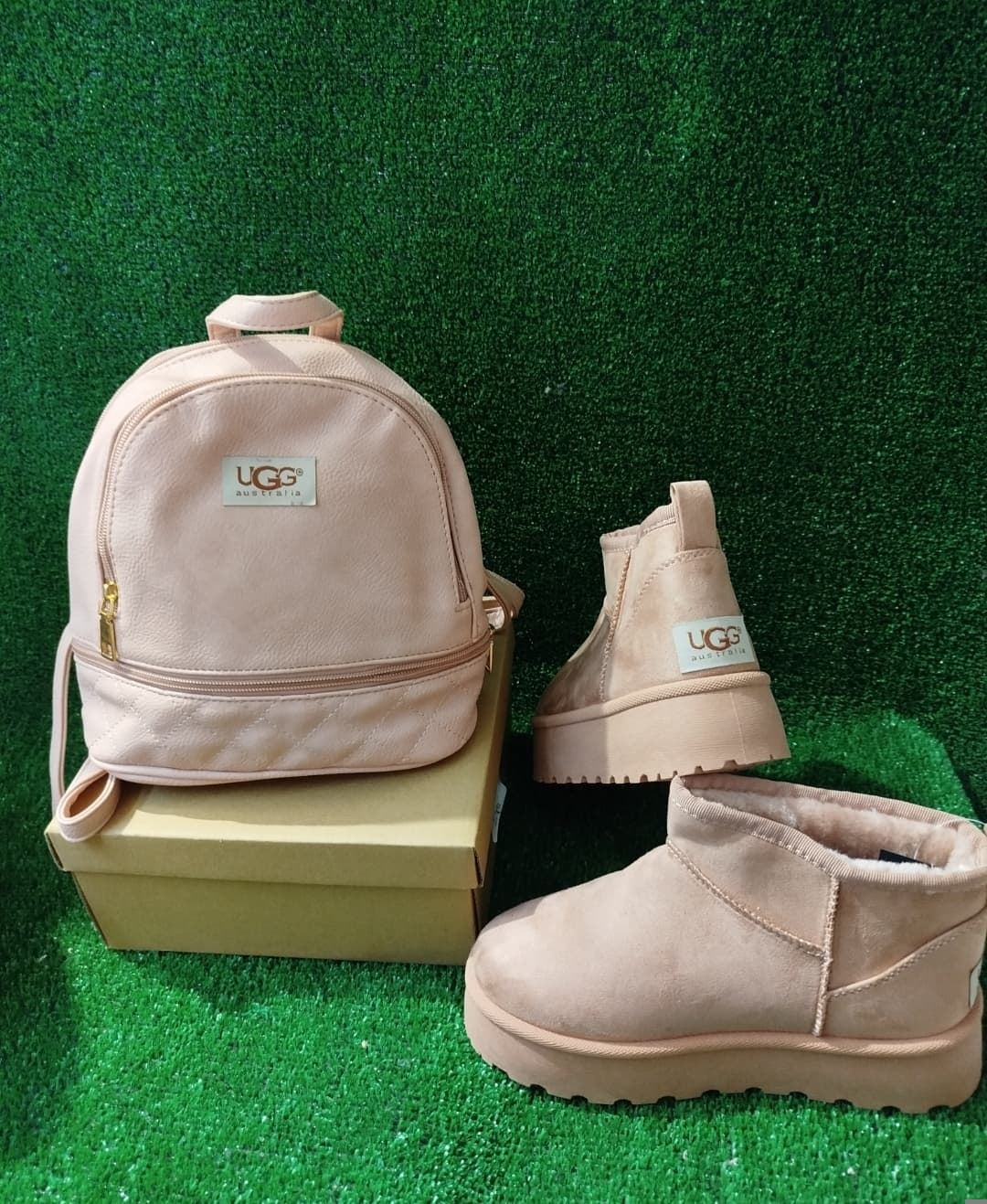Conjunto botas y mochila UGG - Imagen 1