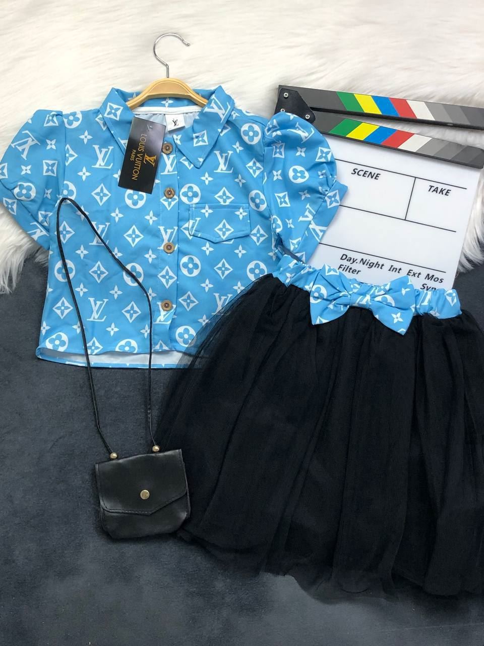 Conjunto camiseta falda y bolsito Louis Vuitton - Imagen 1