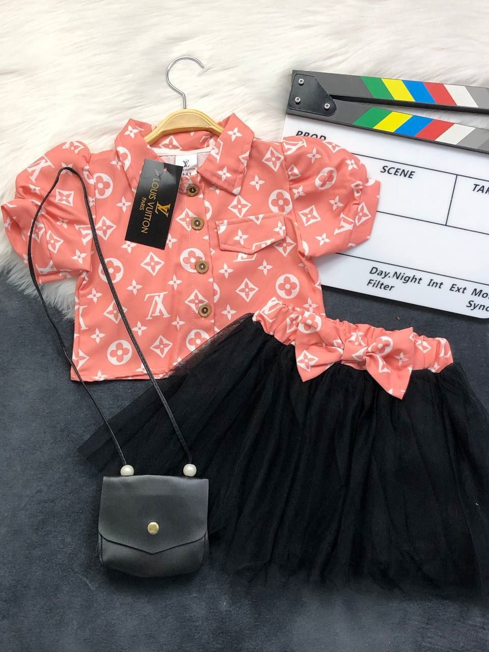 Conjunto camiseta falda y bolsito Louis Vuitton - Imagen 2