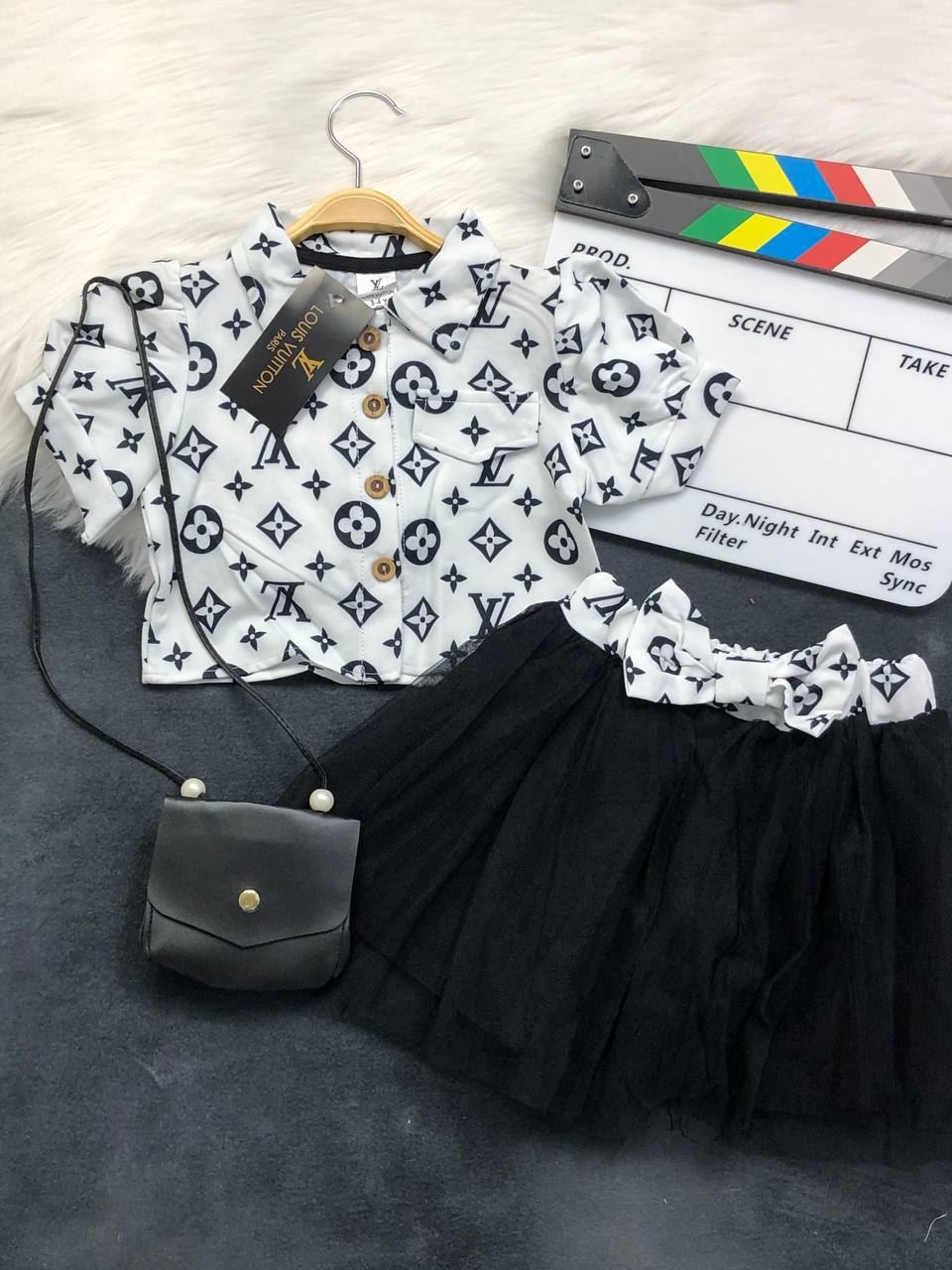 Conjunto camiseta falda y bolsito Louis Vuitton - Imagen 3