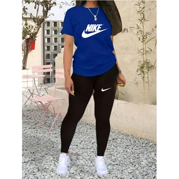 Conjunto camiseta y leggins de Nike - Imagen 1