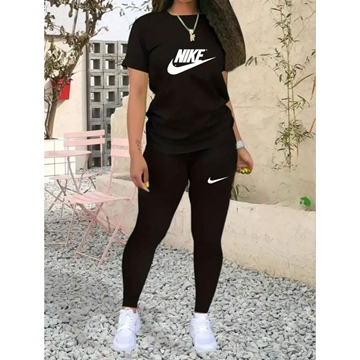 Conjunto camiseta y leggins de Nike - Imagen 2