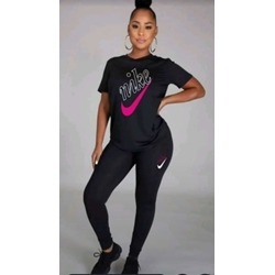Conjunto camiseta y leggins Nike - Imagen 1