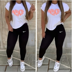 Conjunto camiseta y leggins Nike - Imagen 1