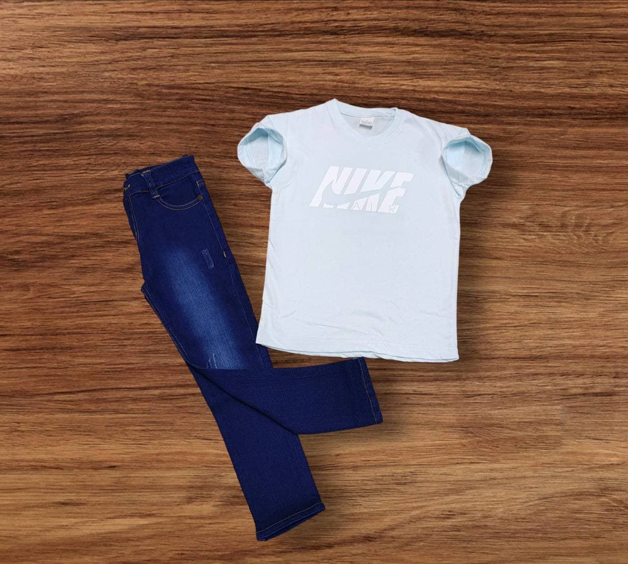 Conjunto camiseta y vaqueros niños
