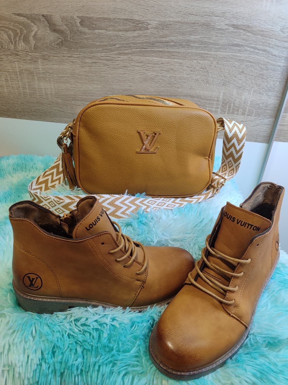 Conjunto de bolso y botas Louis Vuitton - Imagen 2