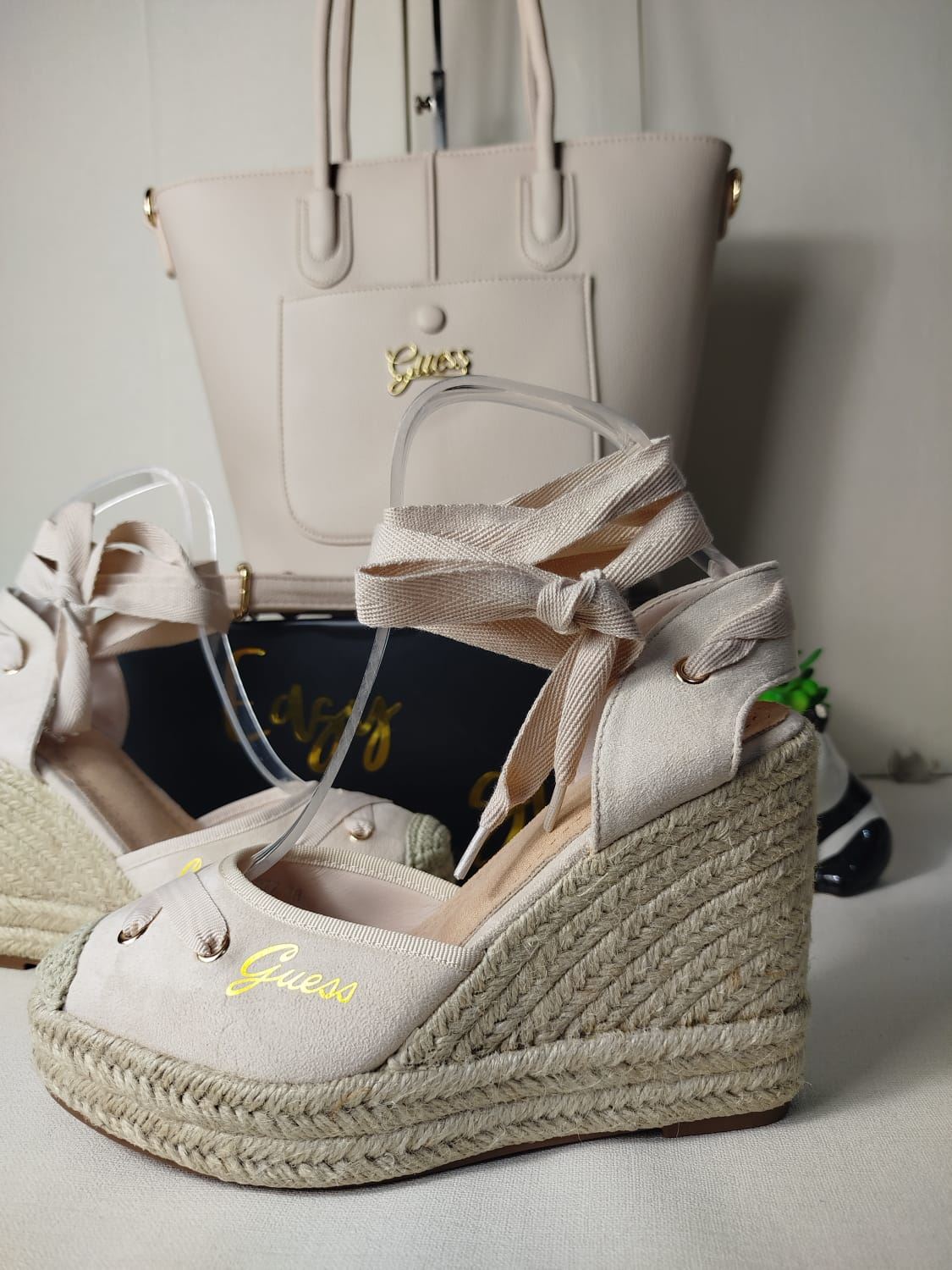 Conjunto de bolso y cuñas Guess - Imagen 1