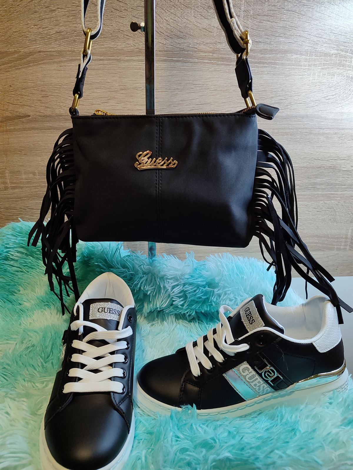 Conjunto de bolso y zapatillas Guess - Imagen 1