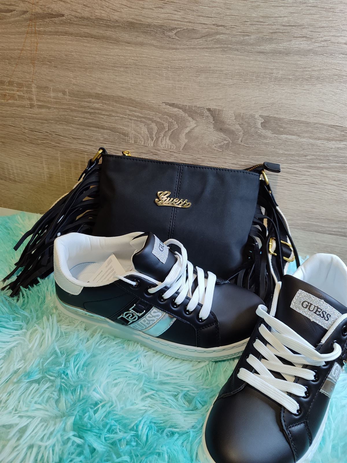 Conjunto de bolso y zapatillas Guess - Imagen 2