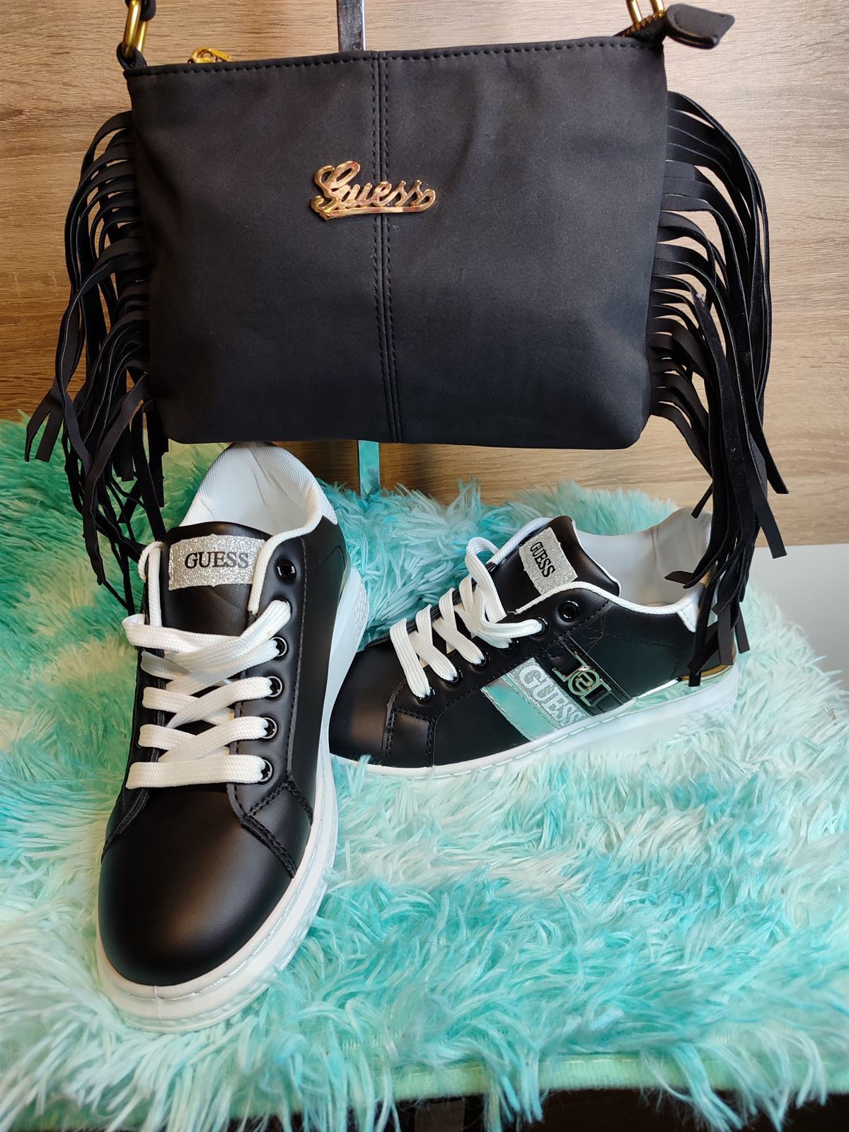 Conjunto de bolso y zapatillas Guess - Imagen 3