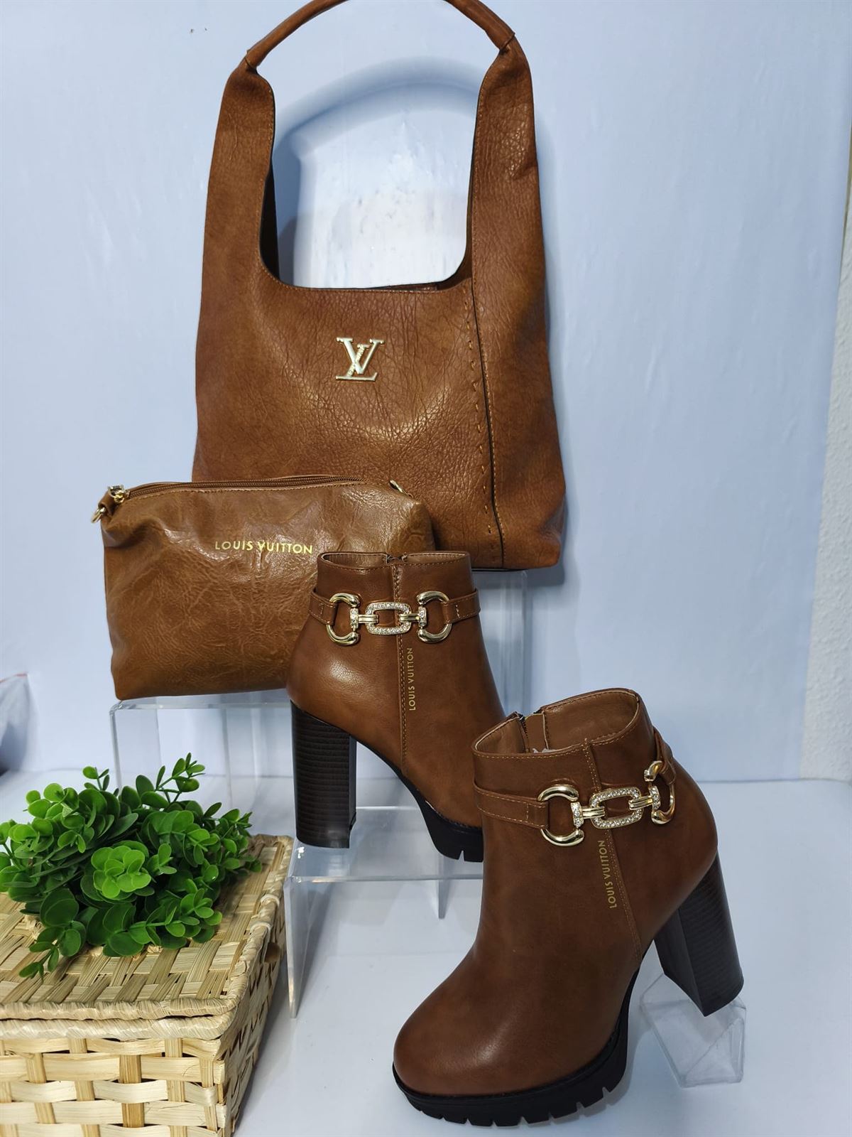 Conjunto de bolsos y botas Louis Vuitton - Imagen 1