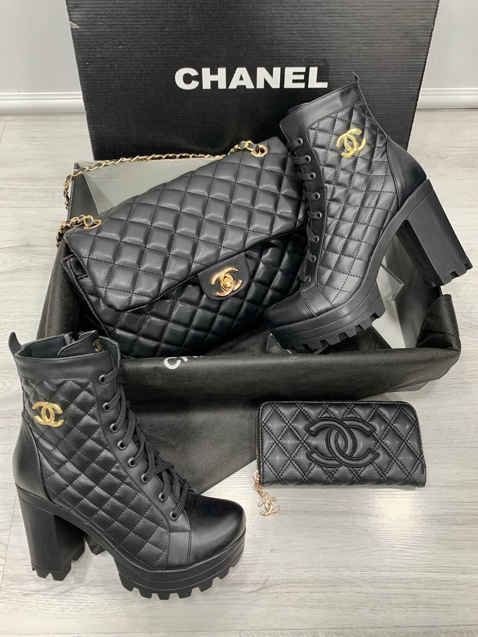 Conjunto de botas de tacón cartera y bolso Chanel - Imagen 1