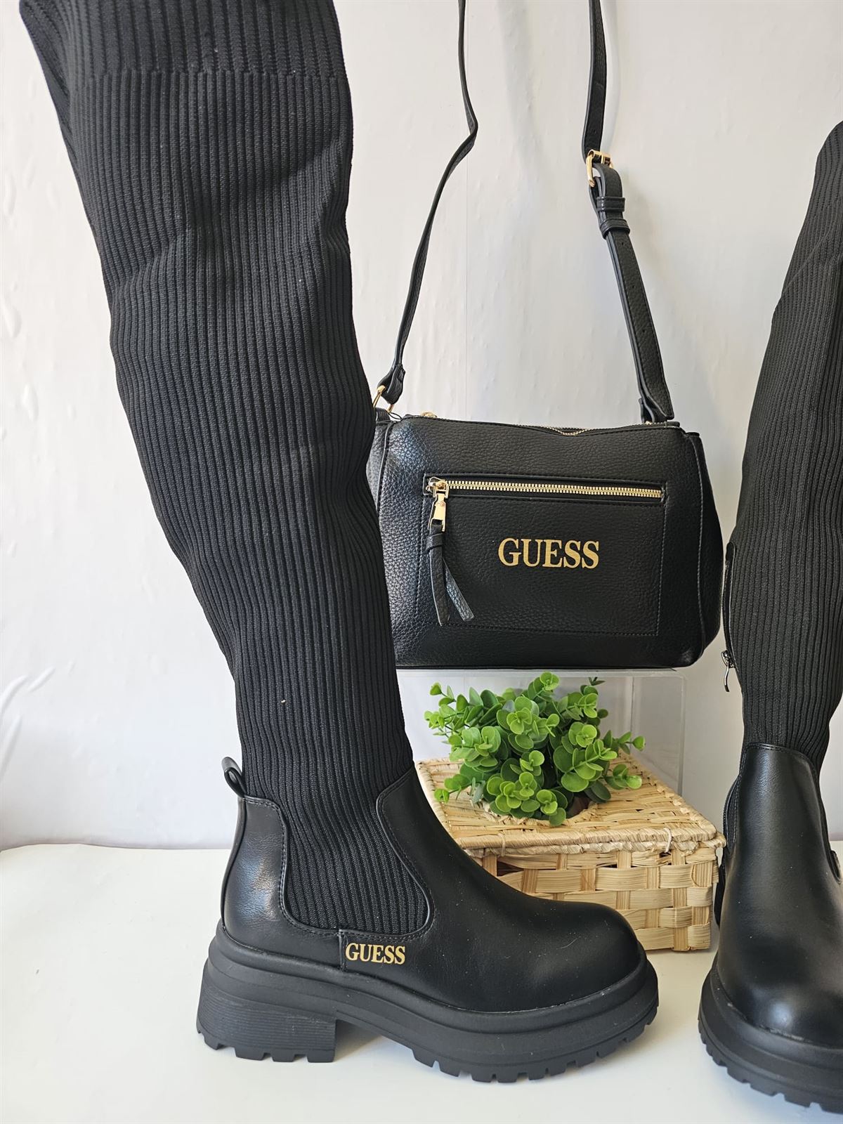 Conjunto de botas y bolso Guess - Imagen 1