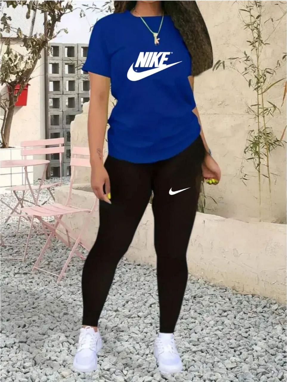 Conjunto de camiseta y leggins Nike de mujer - Imagen 1