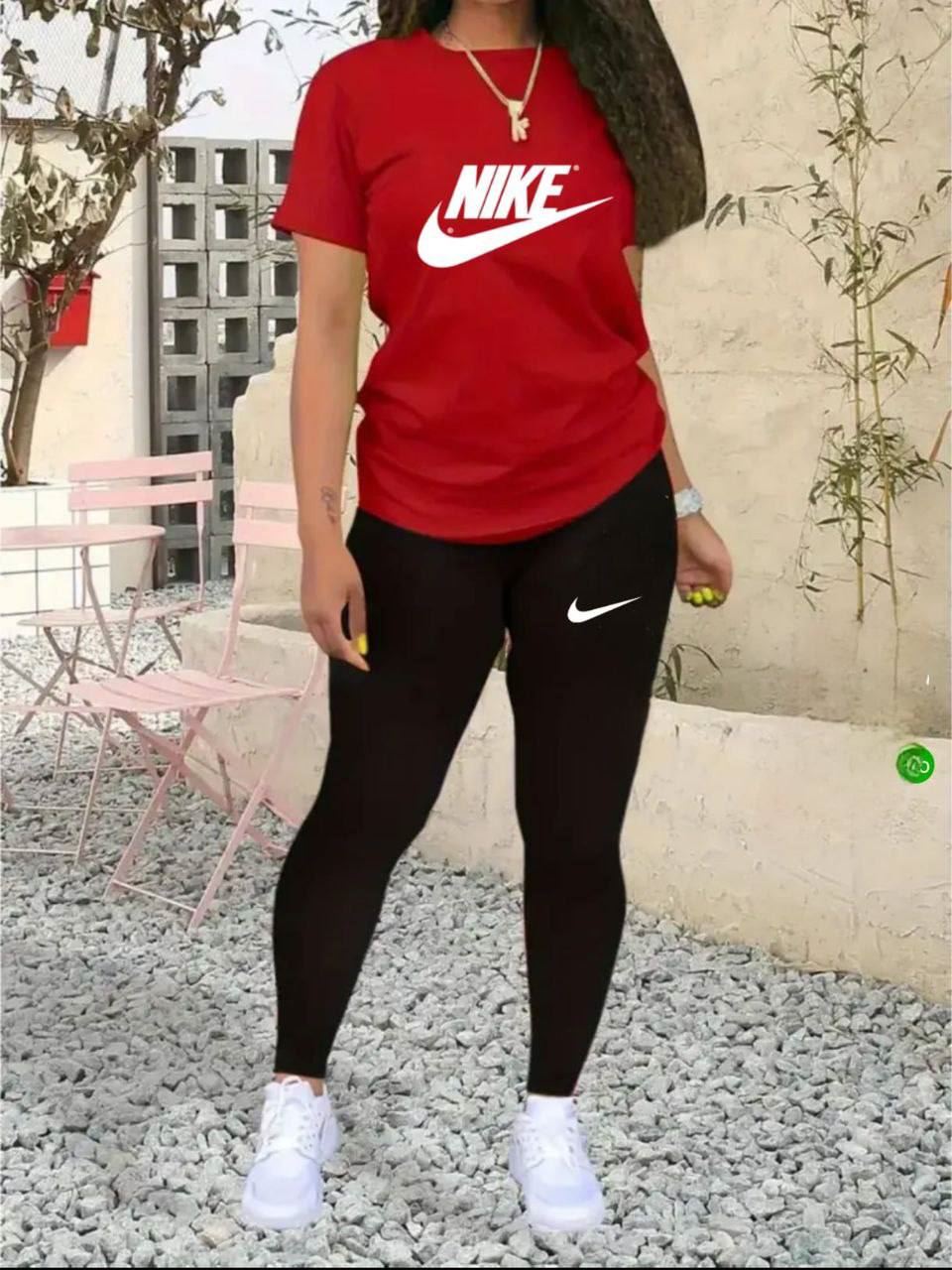 Conjunto de camiseta y leggins Nike de mujer - Imagen 2