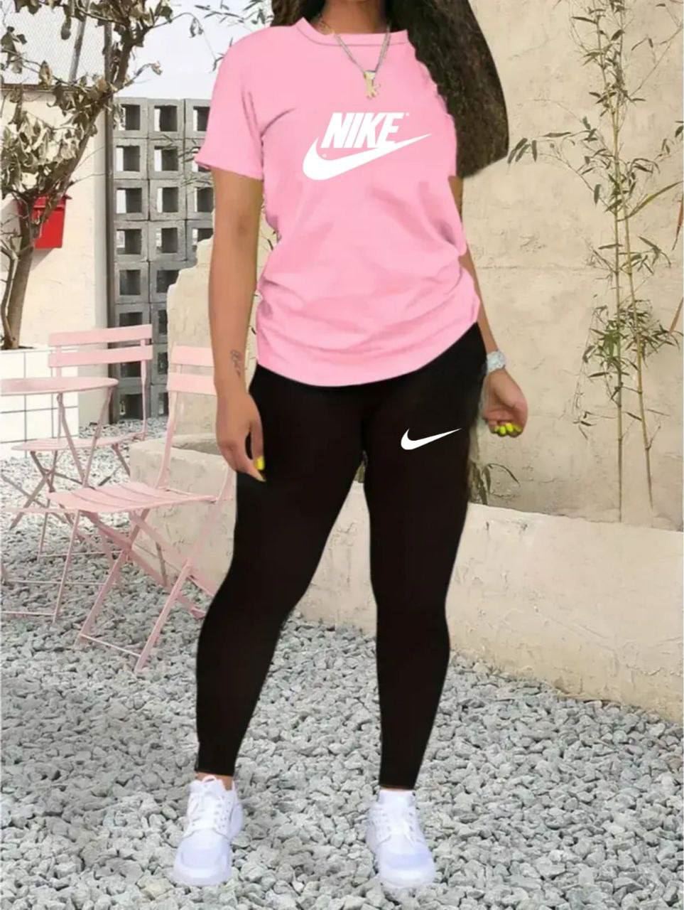 Conjunto de camiseta y leggins Nike de mujer - Imagen 3