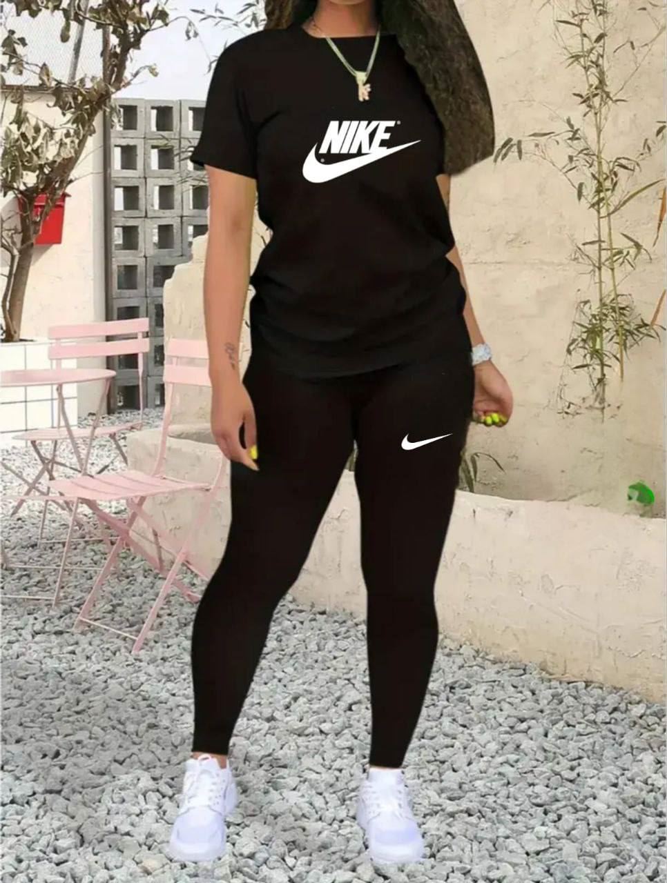 Conjunto de camiseta y leggins Nike de mujer - Imagen 4