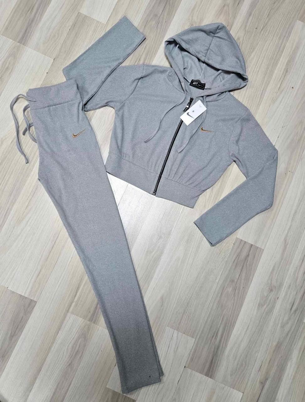 Conjunto de mujer Nike - Imagen 2