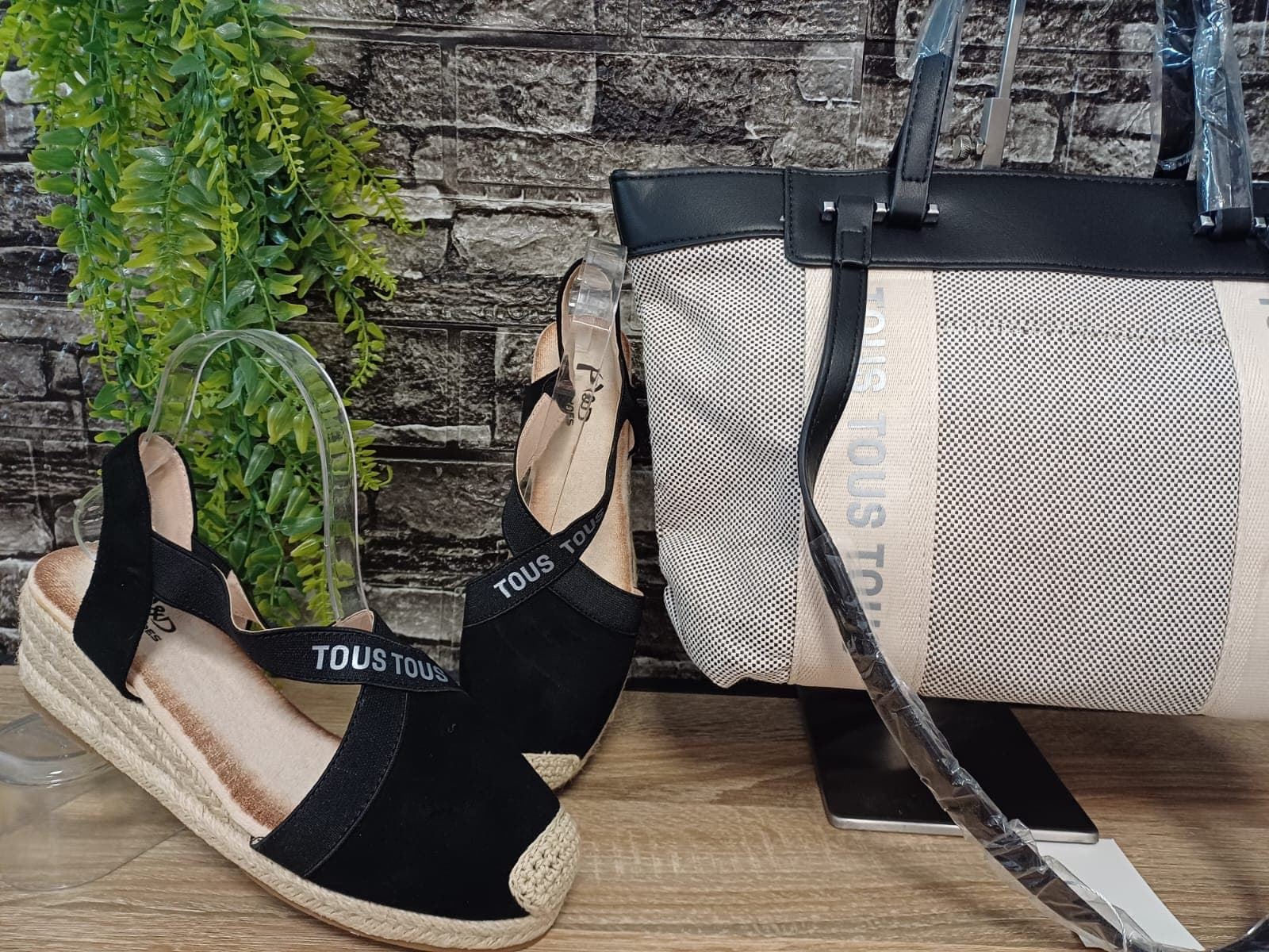 Conjunto de sandalias y bolso de tela Tous - Imagen 1