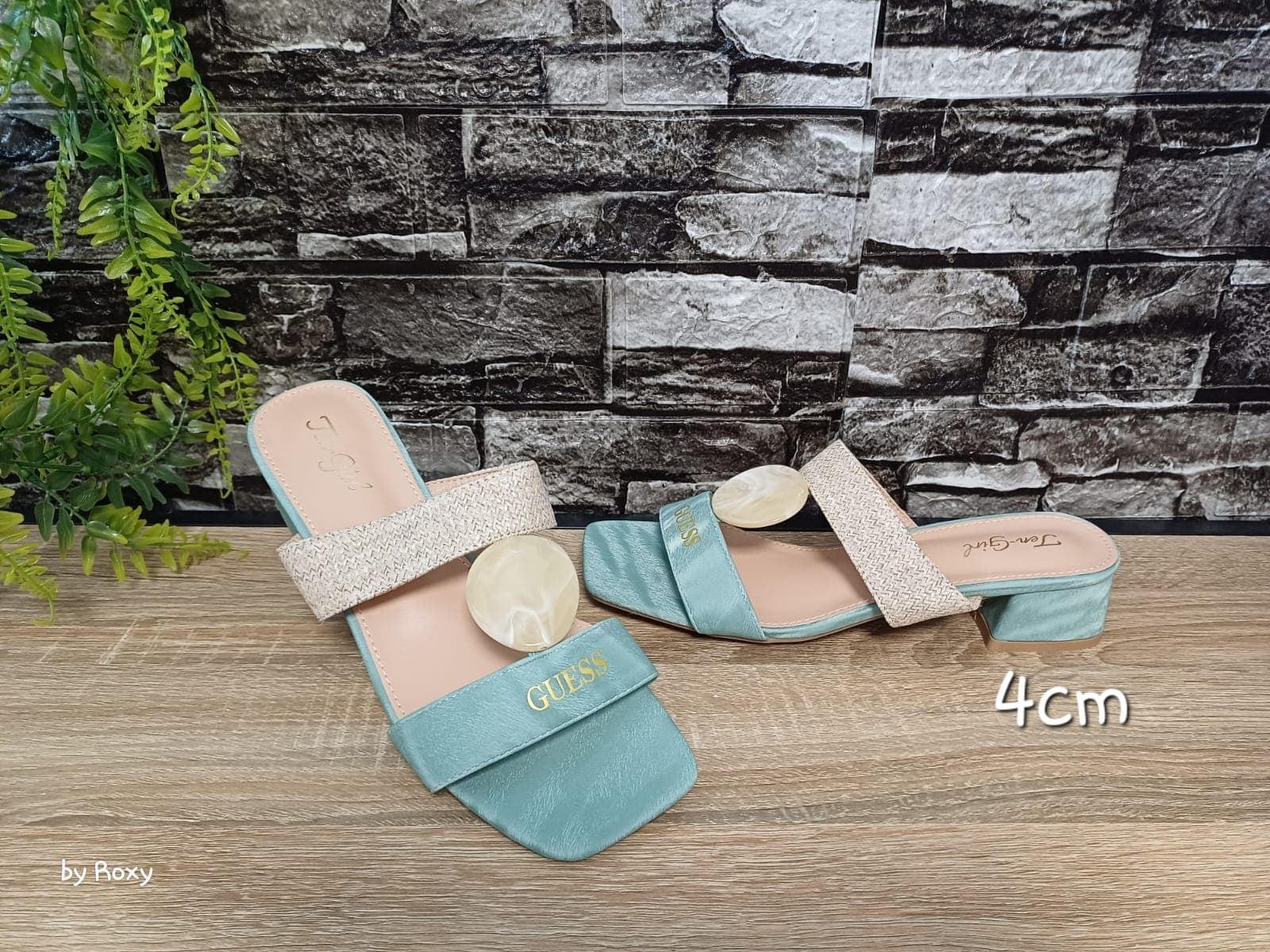 Conjunto de sandalias y bolso Guess - Imagen 1