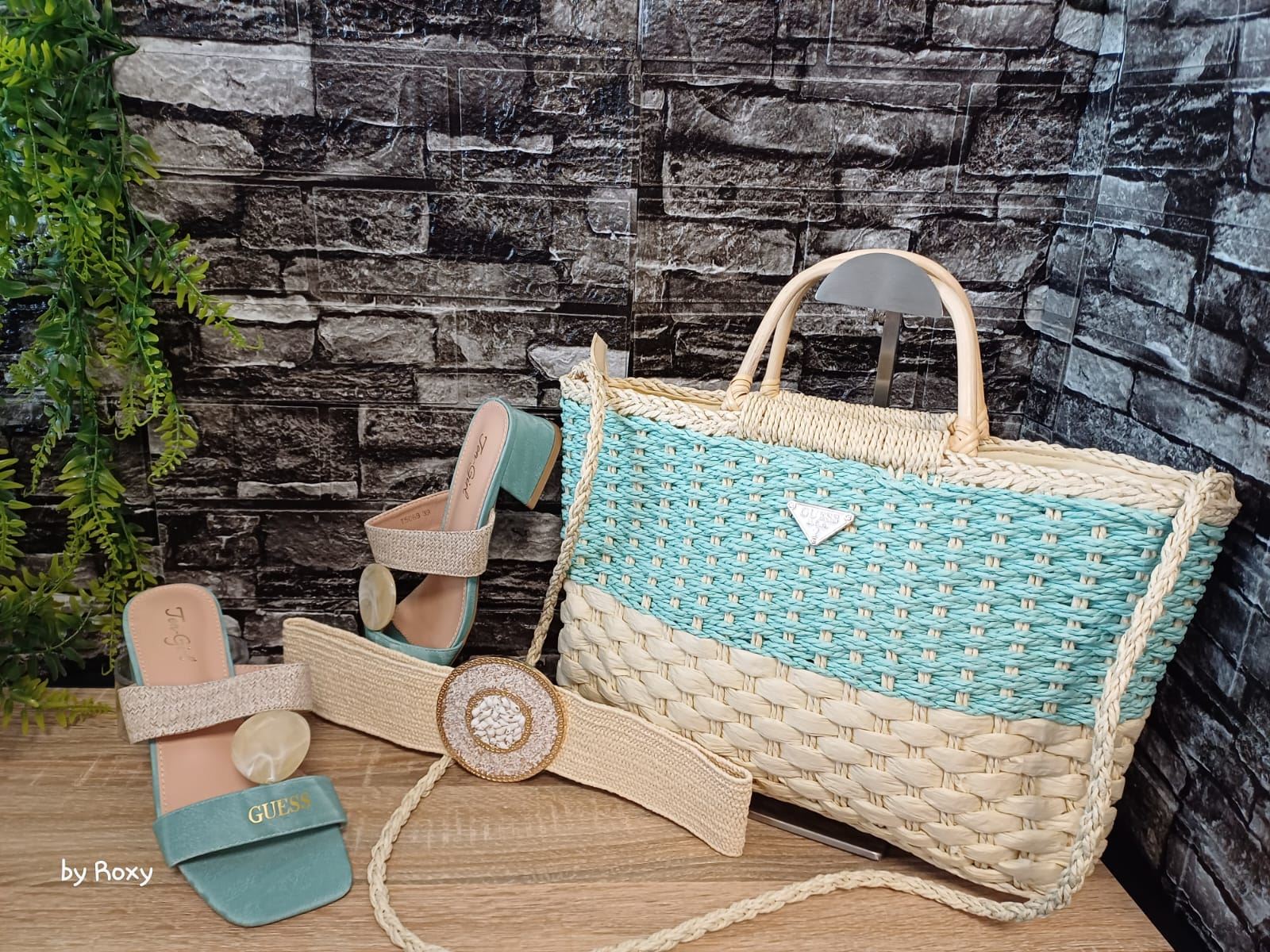 Conjunto de sandalias y bolso Guess - Imagen 2