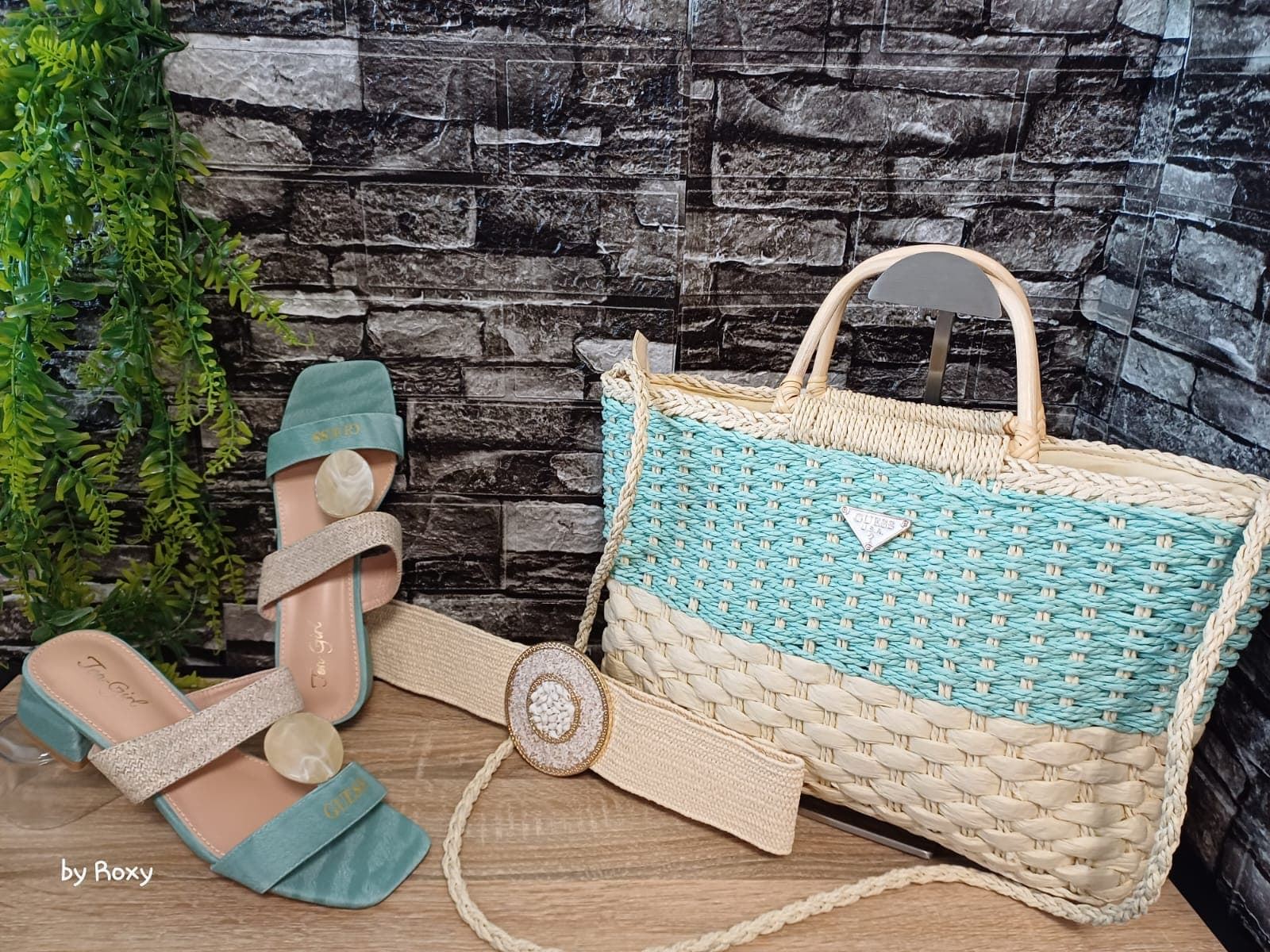 Conjunto de sandalias y bolso Guess - Imagen 3