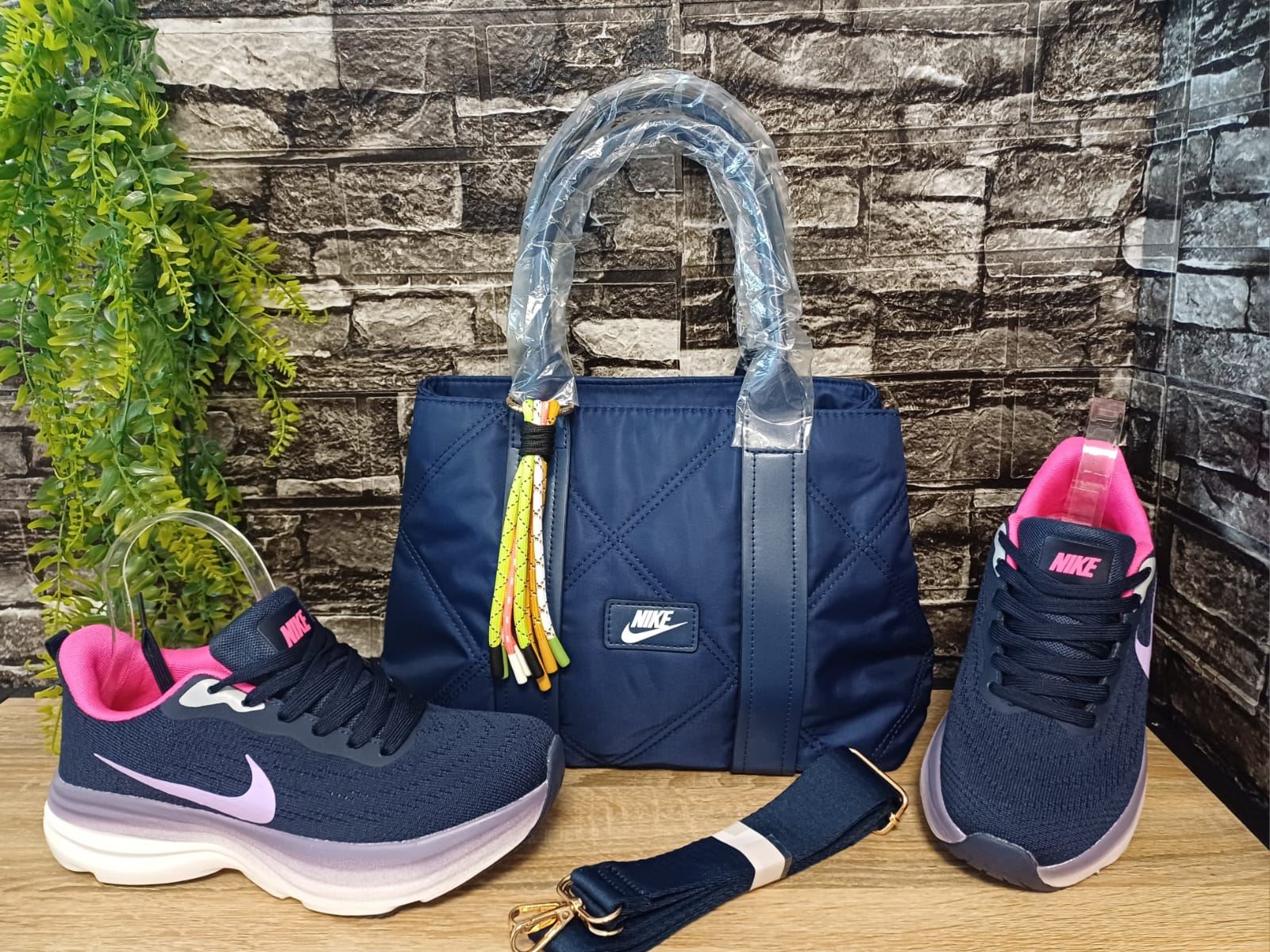 Conjunto de zapatillas su bolso Nike - Imagen 1