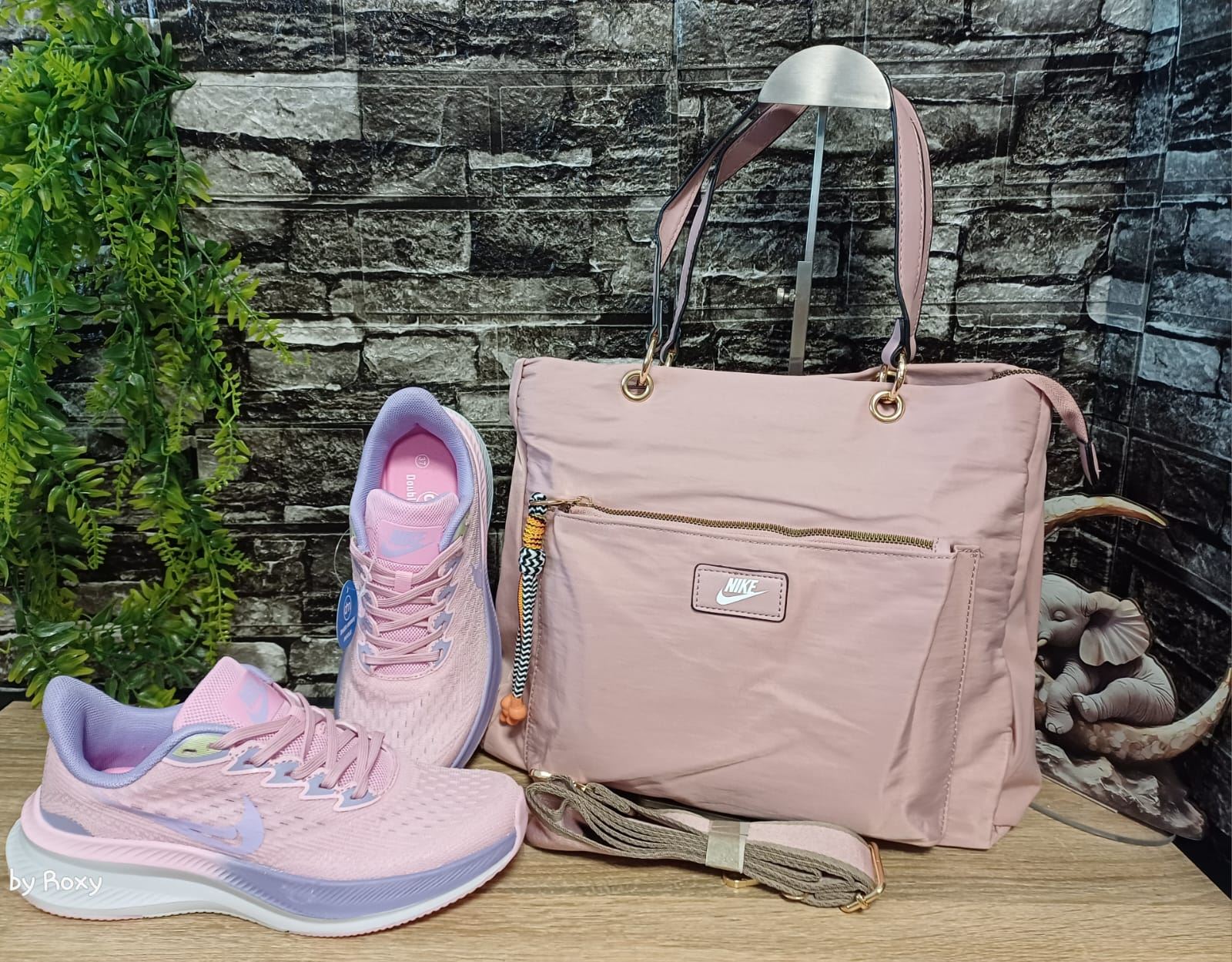 Conjunto de zapatillas y bolso Nike - Imagen 1