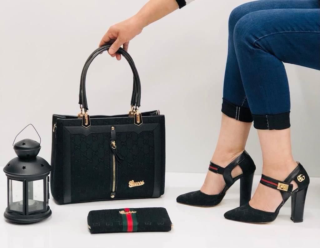 Conjunto de zapatos de tacón bolso y cartera Gucci - Imagen 2