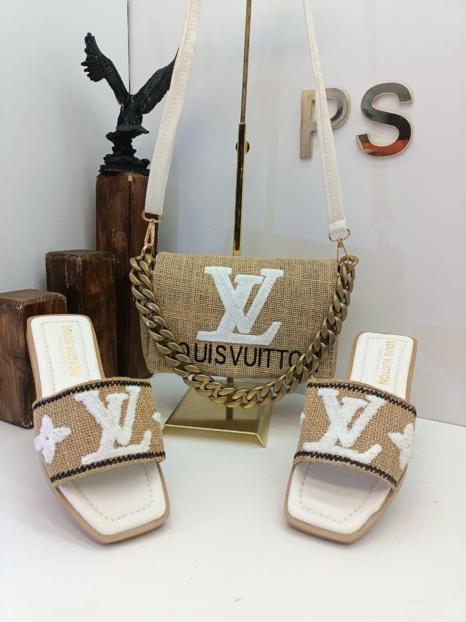 Conjunto de zapatos y bolso a juego de Louis Vuitton - Imagen 1