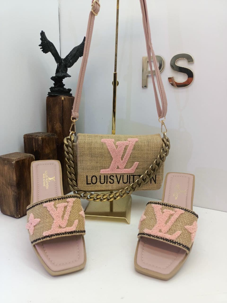 Conjunto de zapatos y bolso a juego de Louis Vuitton - Imagen 2