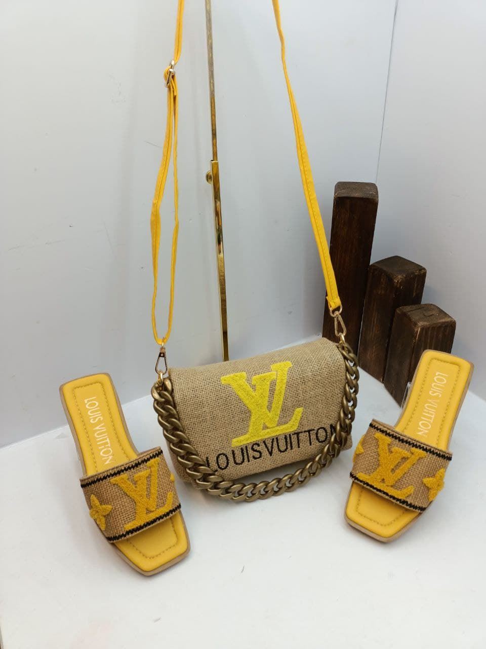 Conjunto de zapatos y bolso a juego de Louis Vuitton - Imagen 5