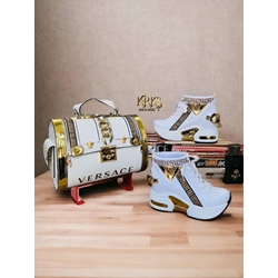 Conjunto de zapatos y bolso Versace - Imagen 1