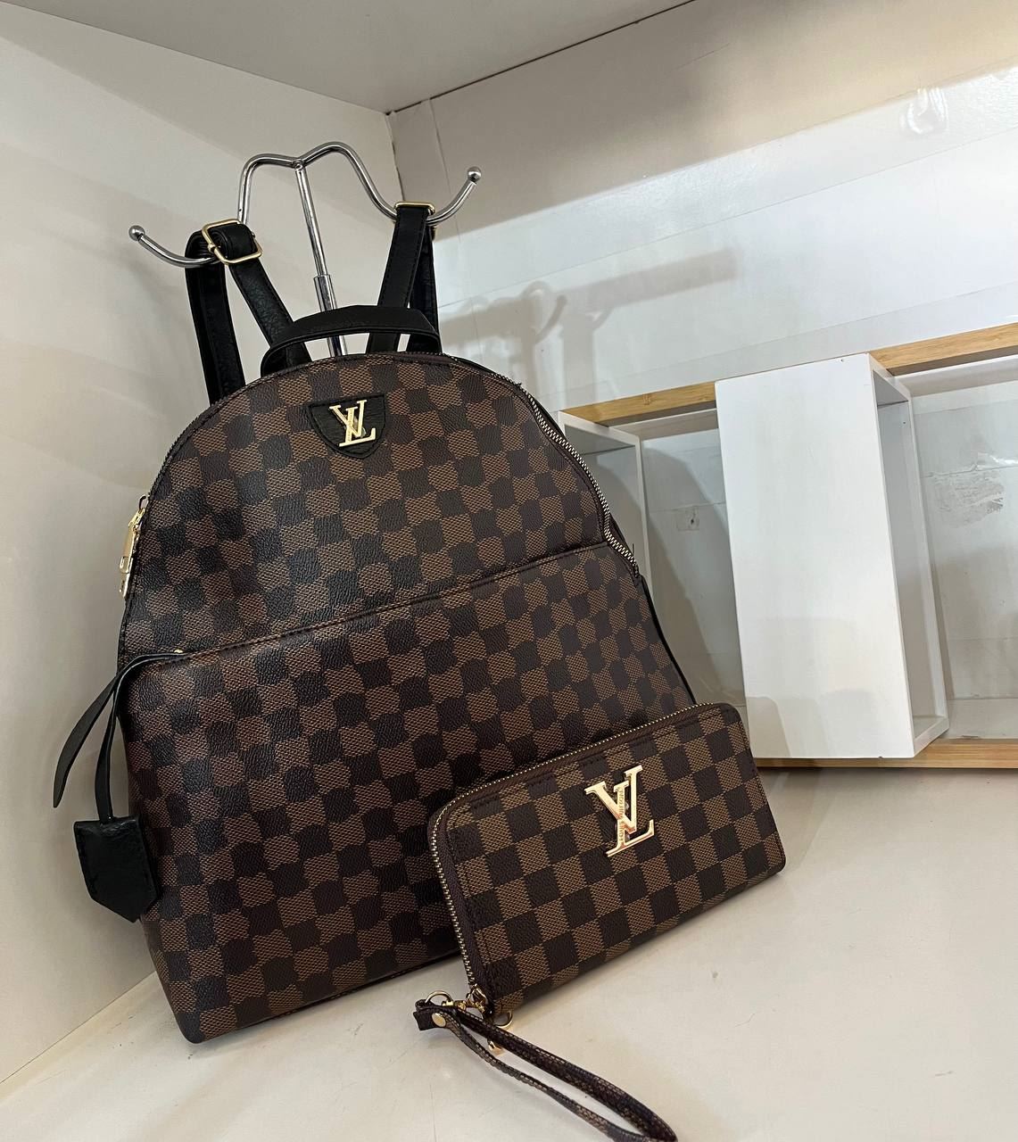 Conjunto mochila y cartera Louis Vuitton - Imagen 2