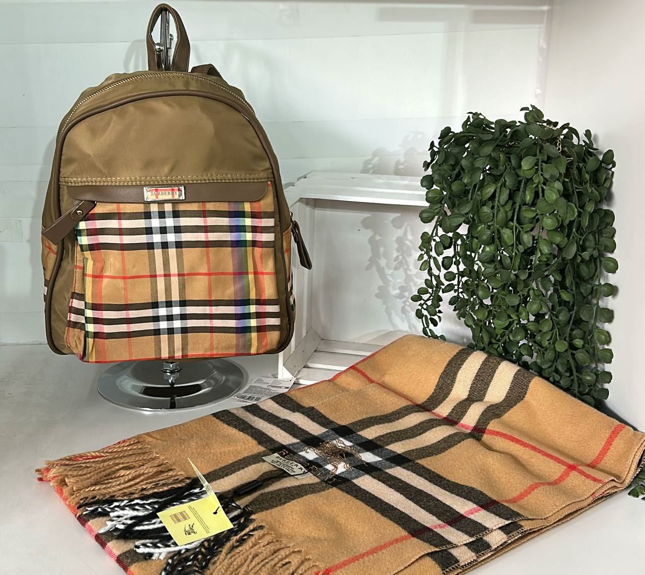 Conjunto mochila y pañuelo Burberry - Imagen 2