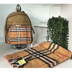 Conjunto mochila y pañuelo Burberry - Imagen 2