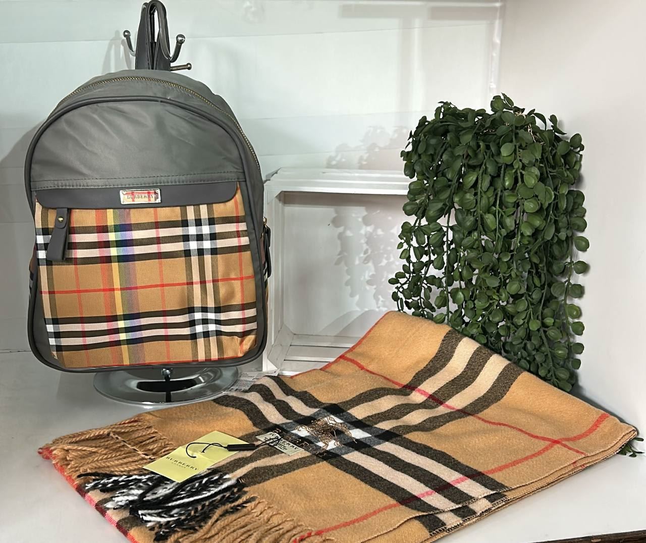 Conjunto mochila y pañuelo Burberry - Imagen 3