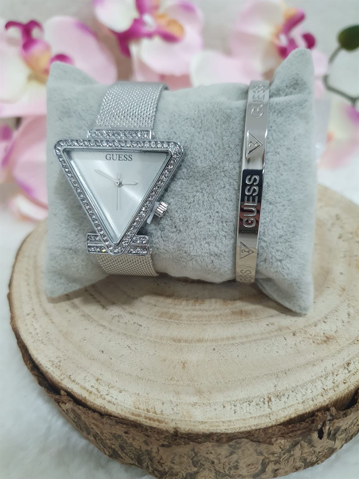Conjunto reloj triangulo y pulsera Guess - Imagen 2