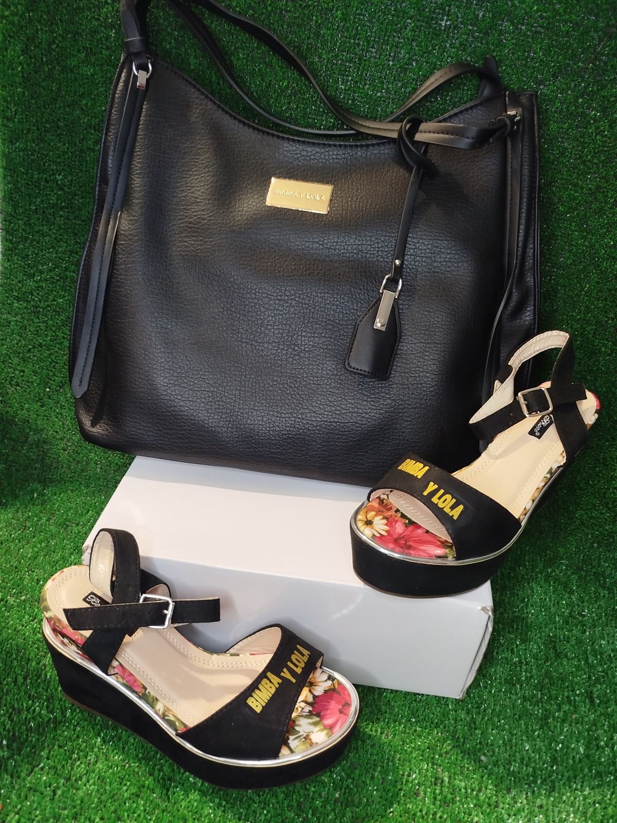 Conjunto sandalias cuña y bolso Bimba y Lola - Imagen 2