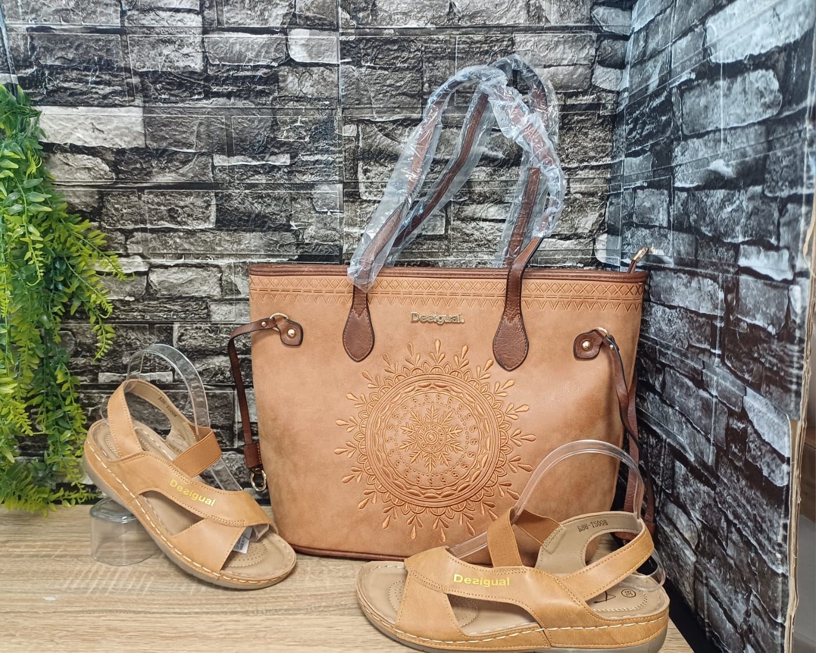 Conjunto sandalias y bolso a juego Desigual - Imagen 2