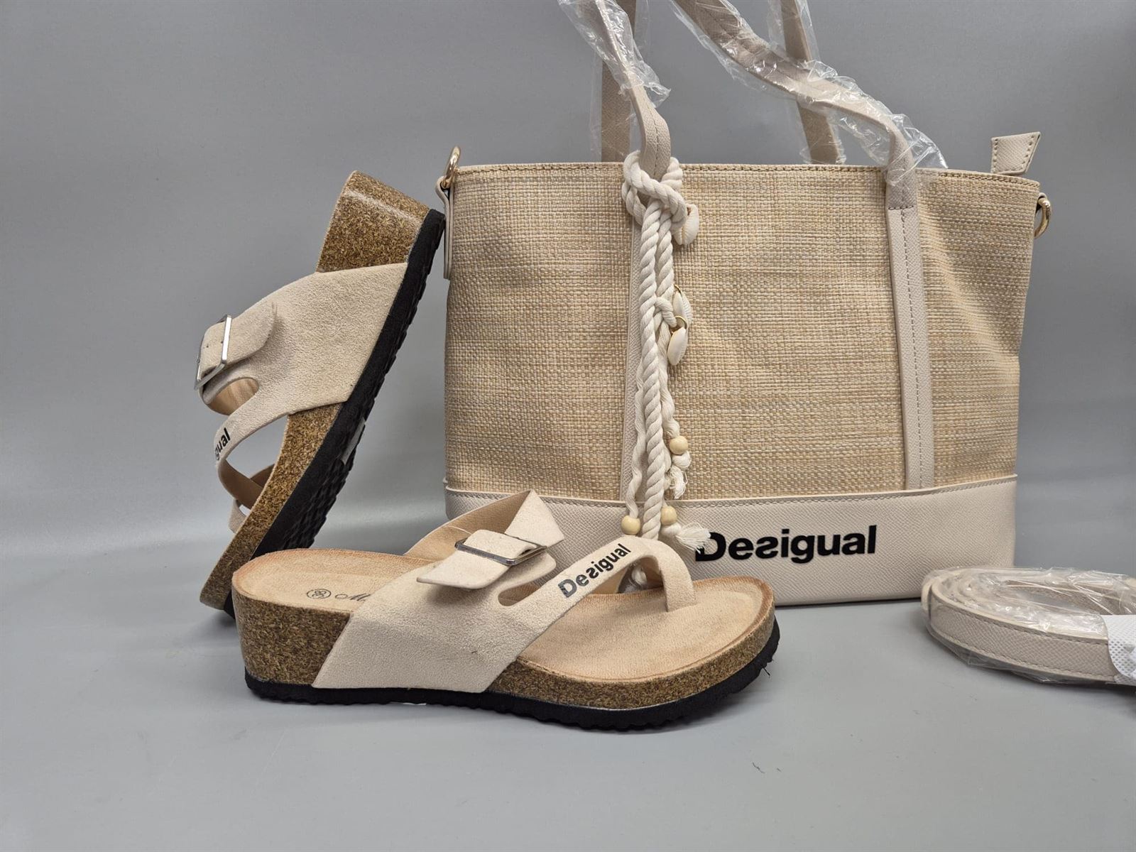 Conjunto sandalias y bolso de rafia Desigual - Imagen 1