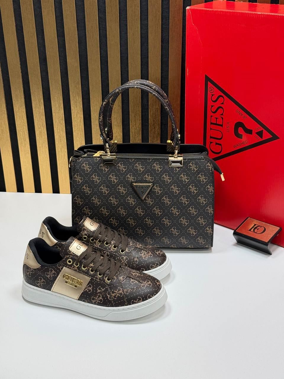 Conjunto zapatillas Guess y bolso  a juego - Imagen 2