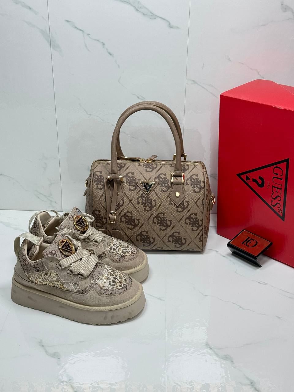 Conjunto zapatillas Guess y bolso Guess bowler - Imagen 2